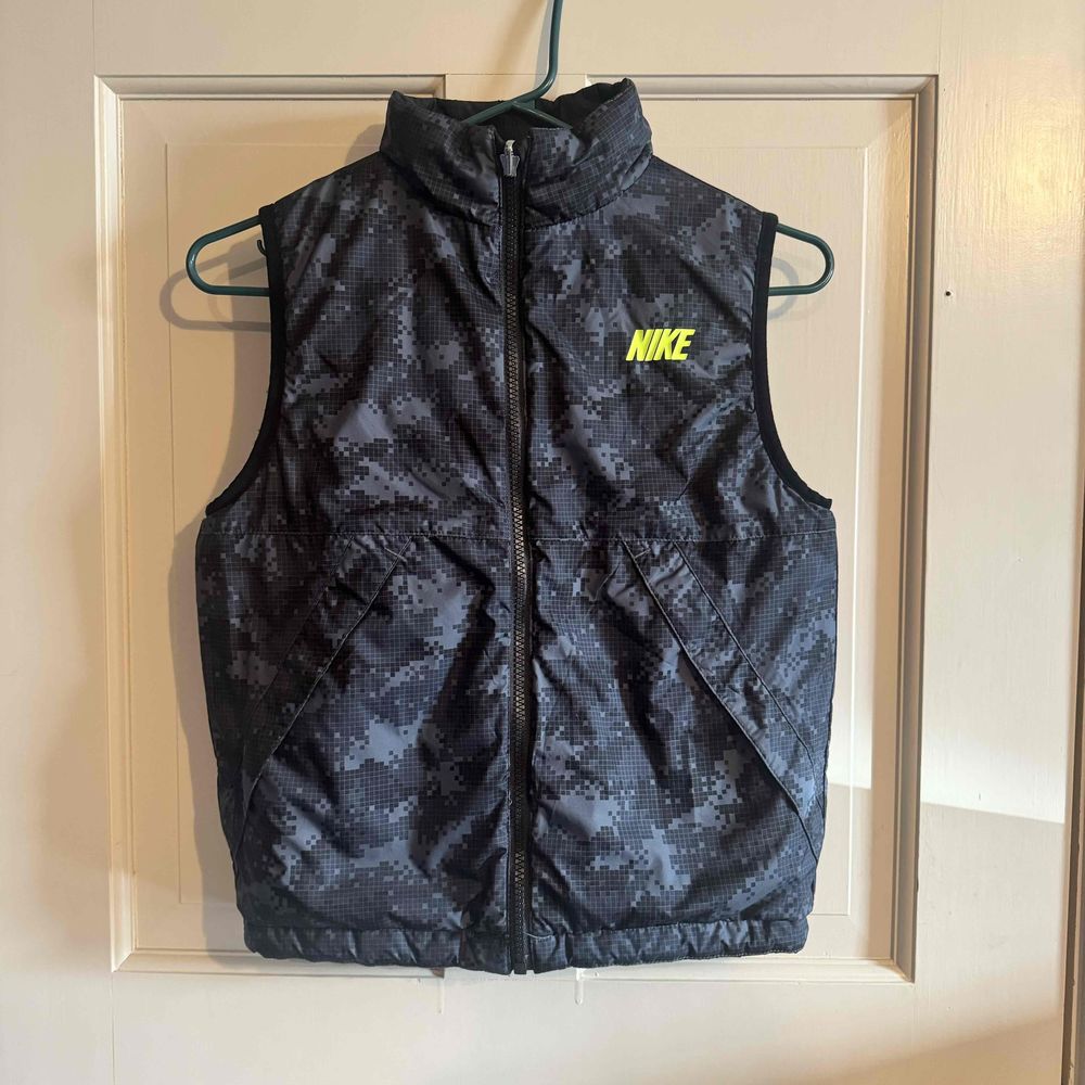 Nike Youth Black Reversible Black/Camo Vest Size M